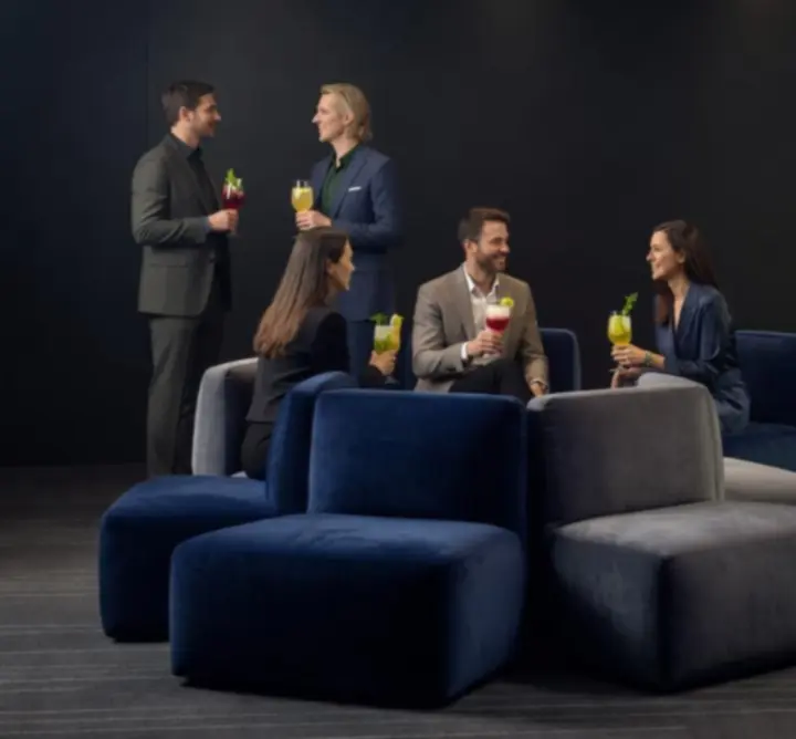 Strefa chillout i barowa przygotowana na wieczór eventowy NANNA SCHACK MUNCH