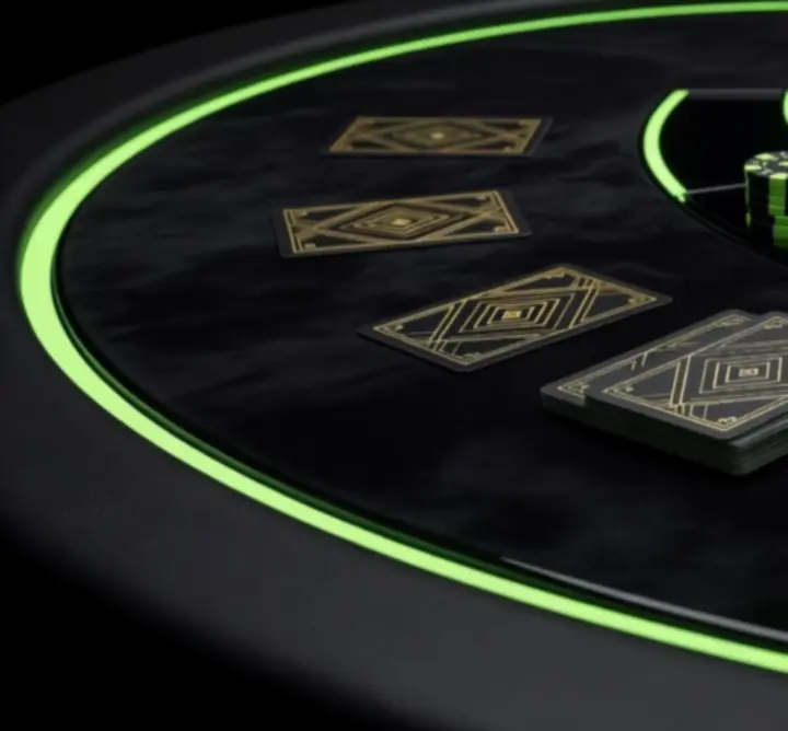 Zbliżenie na stoły casino-style z żetonami i kartami w premium oprawie